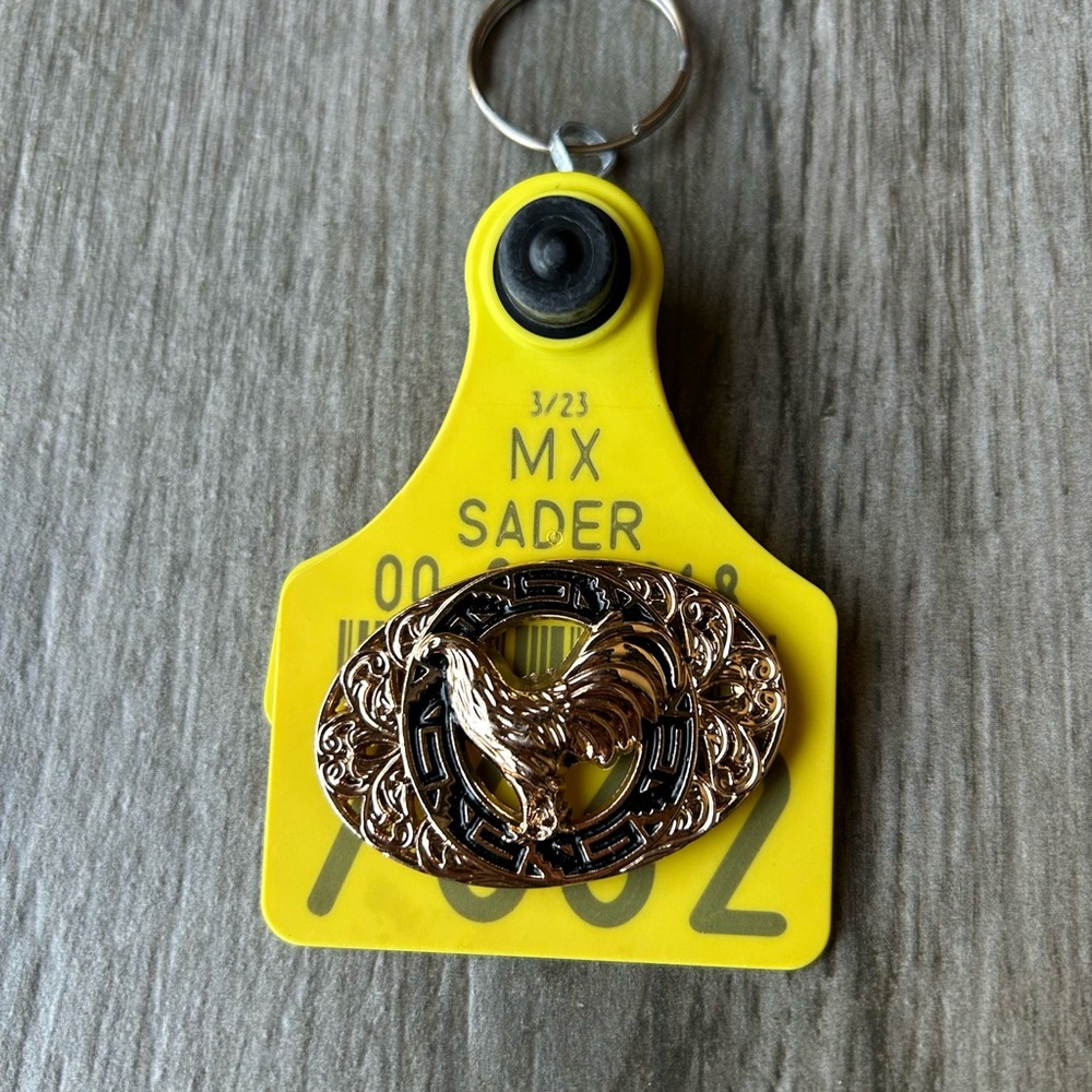 Arete De Vaca Llavero Cattle Tag
Western Keychain with Rooster Design